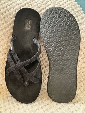 Teva Mush Olowahu black strappy flip-flop sandals size 9